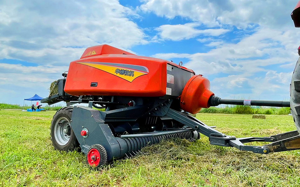 標(biāo)題：9YFQ系列跨行式方草捆撿拾壓捆機(jī)
瀏覽次數(shù)：131
發(fā)表時(shí)間：2023-12-12